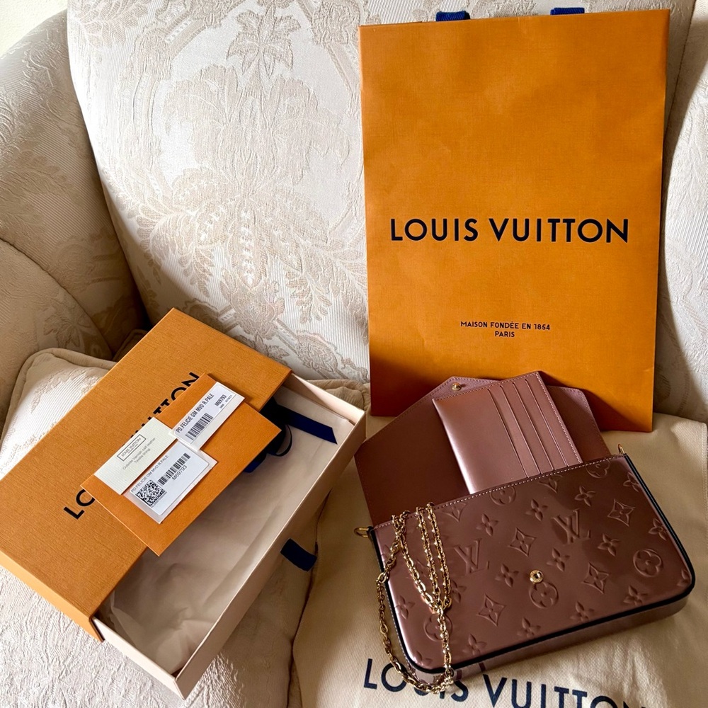 Louis Vuitton Pochette Felicie 
in Patent Vernis Leather - Picture 4 of 10